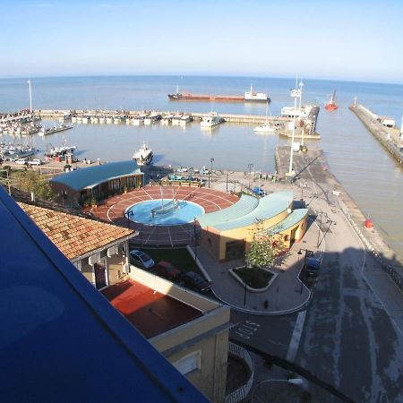 Residence Darsena Cattolica Bagian luar foto