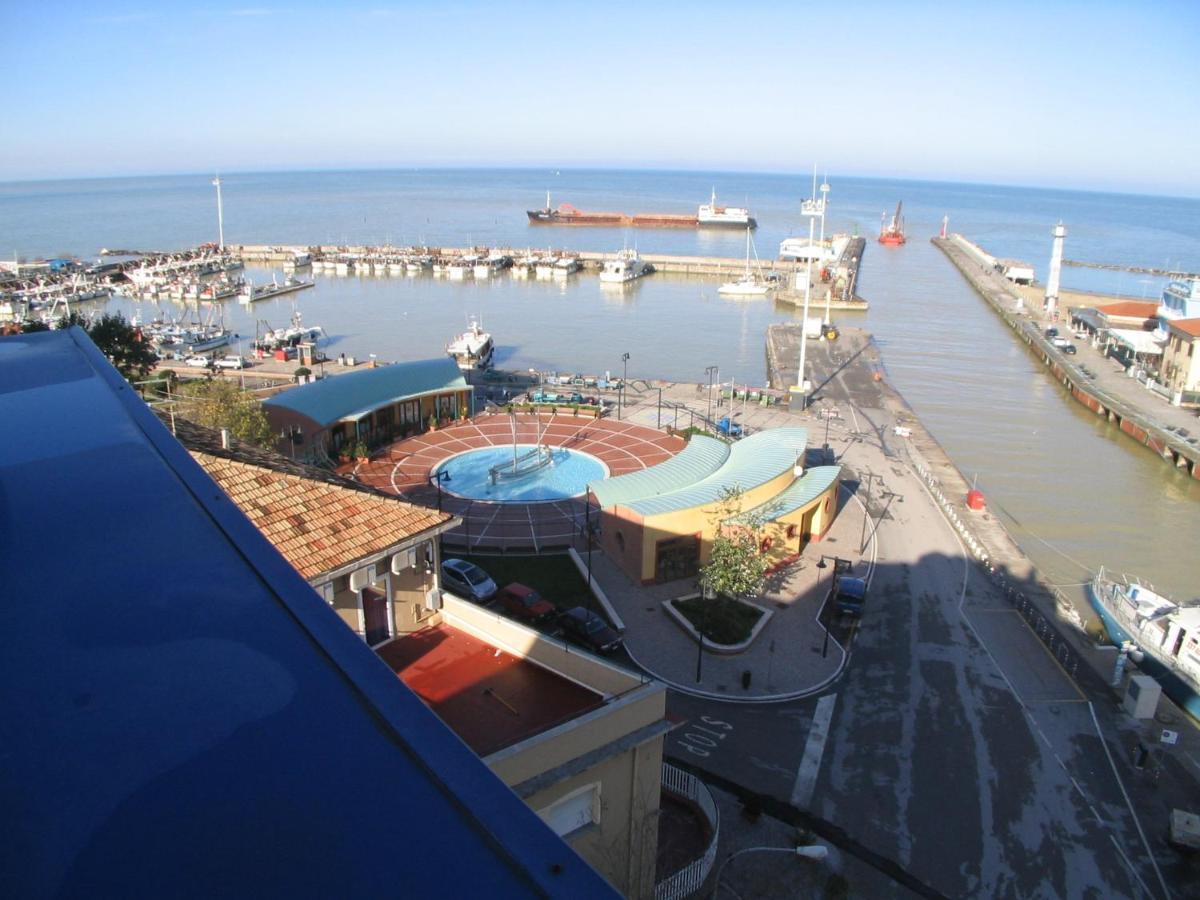 Residence Darsena Cattolica Bagian luar foto