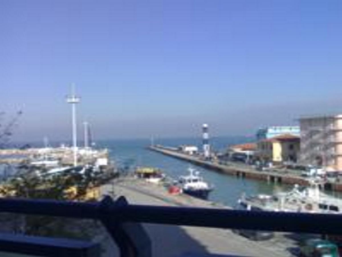 Residence Darsena Cattolica Bagian luar foto