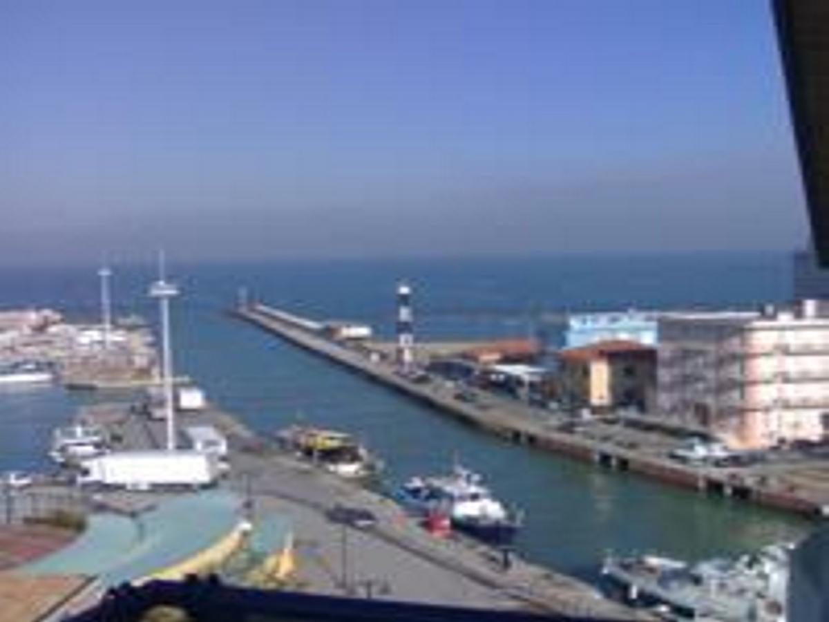 Residence Darsena Cattolica Bagian luar foto