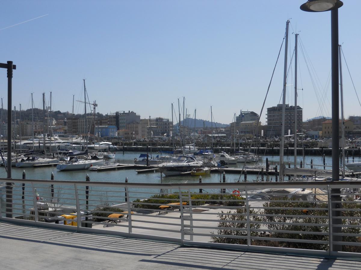 Residence Darsena Cattolica Bagian luar foto